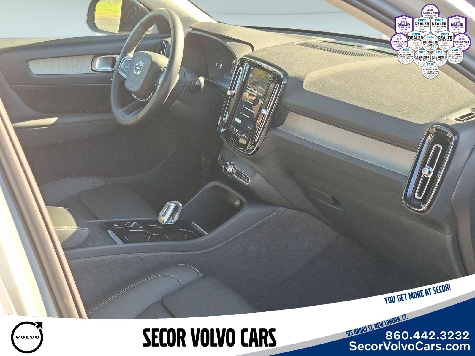 Used 2024 Volvo XC40 B5 Plus AWD/4WD image 23