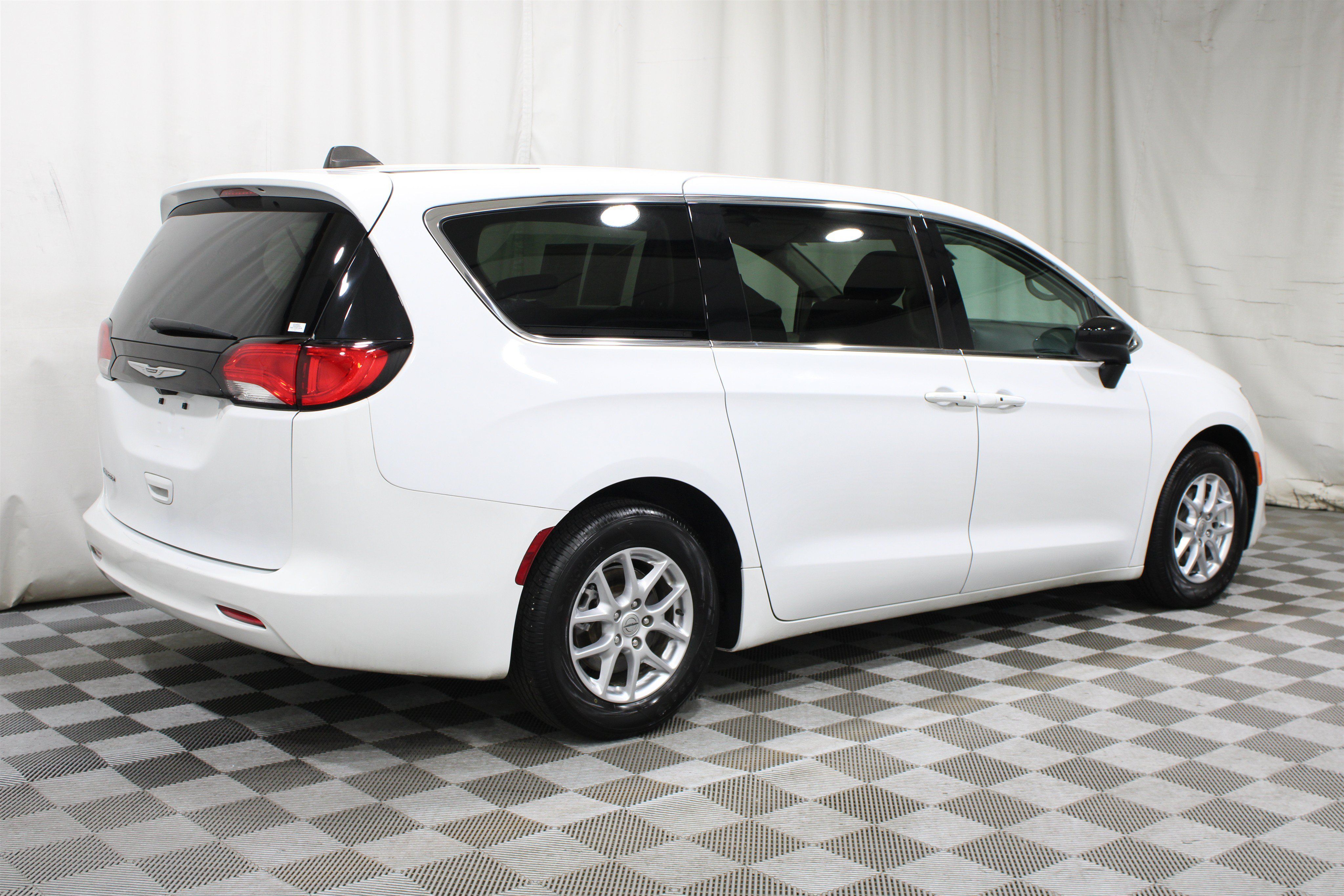 Used 2024 Chrysler Voyager LX FWD image 31