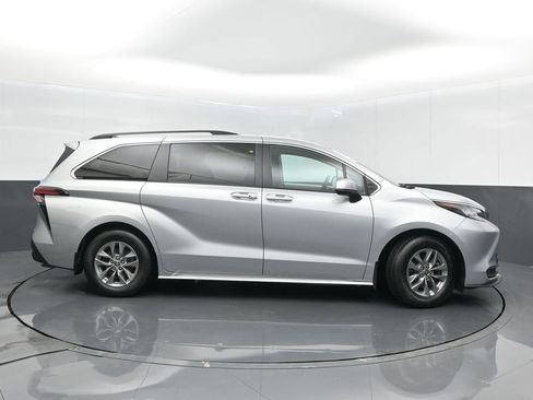 Used 2022 Toyota Sienna LE AWD/4WD image 8