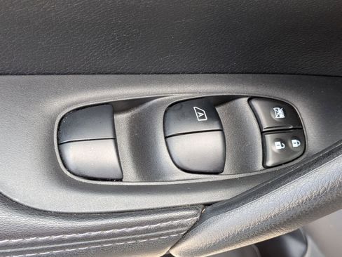 Used 2022 Nissan Rogue Sport SV FWD image 14