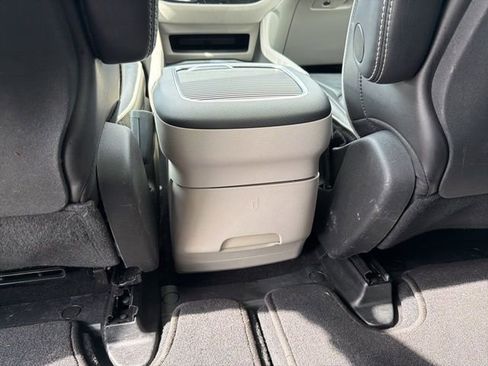 Used 2023 Chrysler Pacifica Limited image 25