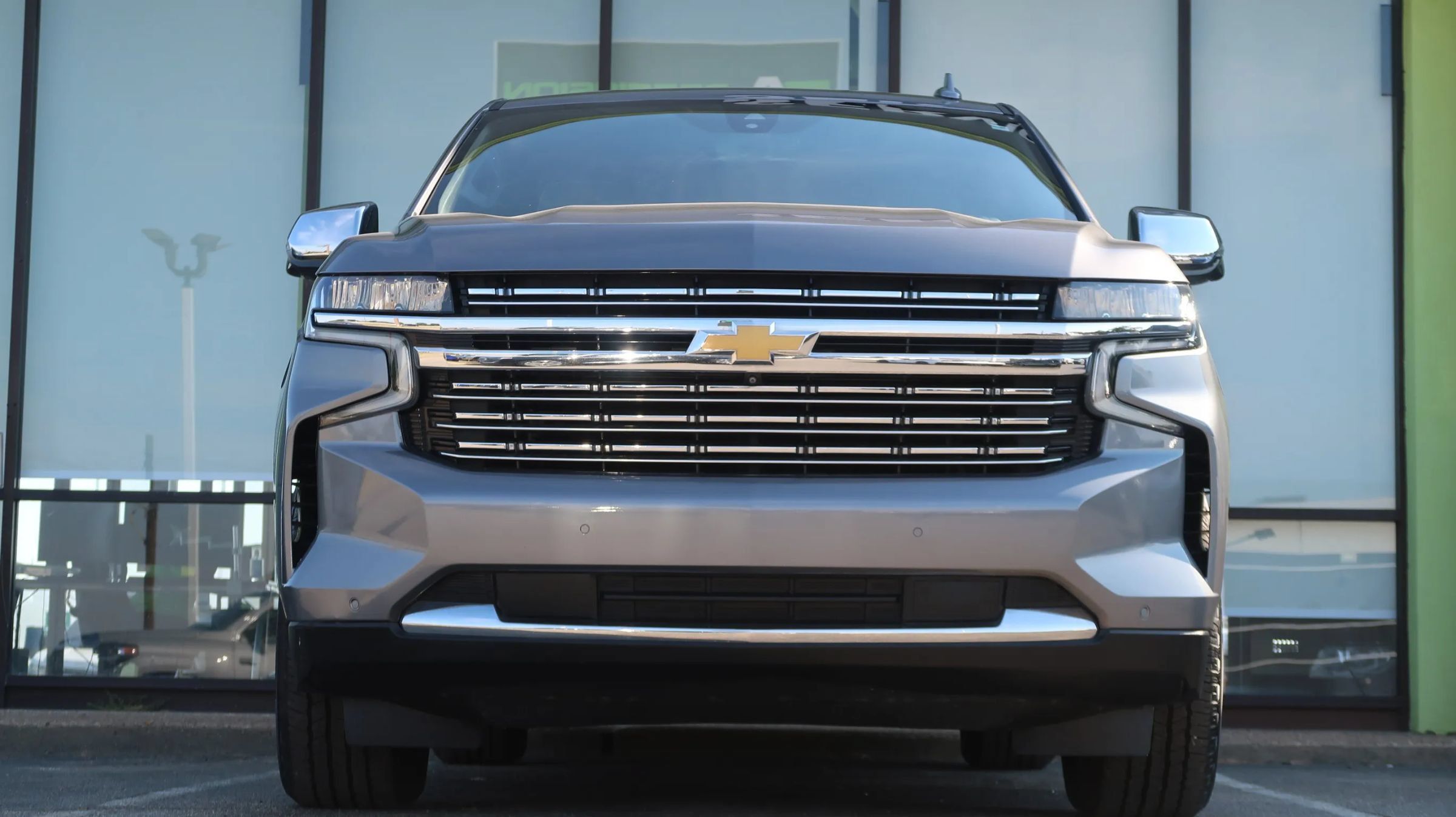 Used 2021 Chevrolet Suburban Premier w/ Premium Package RWD image 3