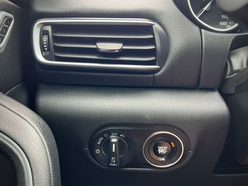 Used 2017 Maserati Levante image 46