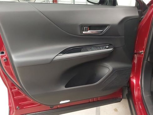 Used 2021 Toyota Venza LE image 18