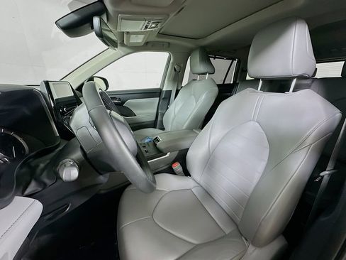 Used 2023 Toyota Highlander XLE image 14