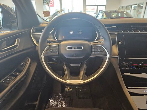 Used 2024 Jeep Grand Cherokee L Laredo image 17