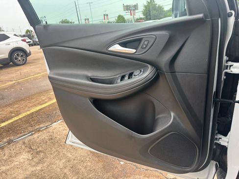 Used 2025 Buick Encore GX Preferred AWD/4WD image 15