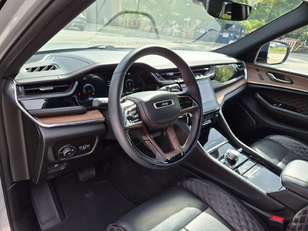 Used 2024 Jeep Grand Cherokee L Summit w/ High Altitude Package AWD/4WD image 17