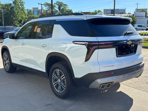 Used 2025 Chevrolet Traverse LT FWD image 6