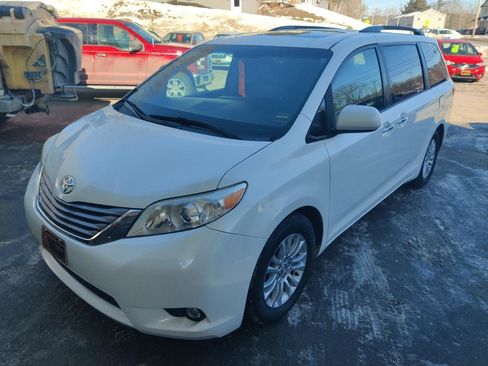 Used 2015 Toyota Sienna XLE image 3