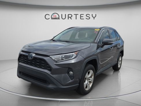 Used 2021 Toyota RAV4 XLE image 1