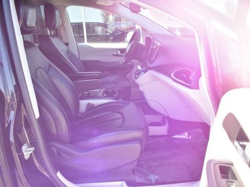 Used 2024 Chrysler Pacifica Touring-L FWD image 41