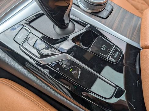 Used 2023 BMW 530e w/ Convenience Package image 25