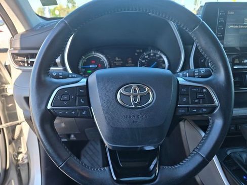 Used 2021 Toyota Highlander XLE image 23