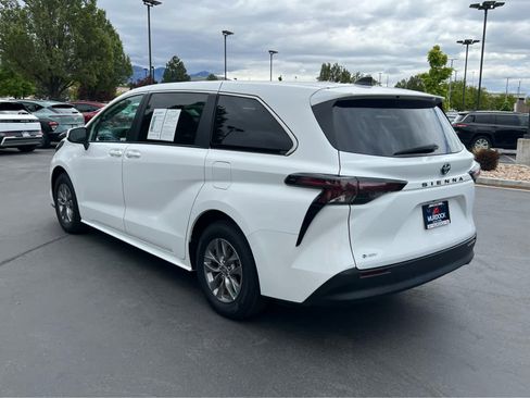 Used 2025 Toyota Sienna LE FWD image 11