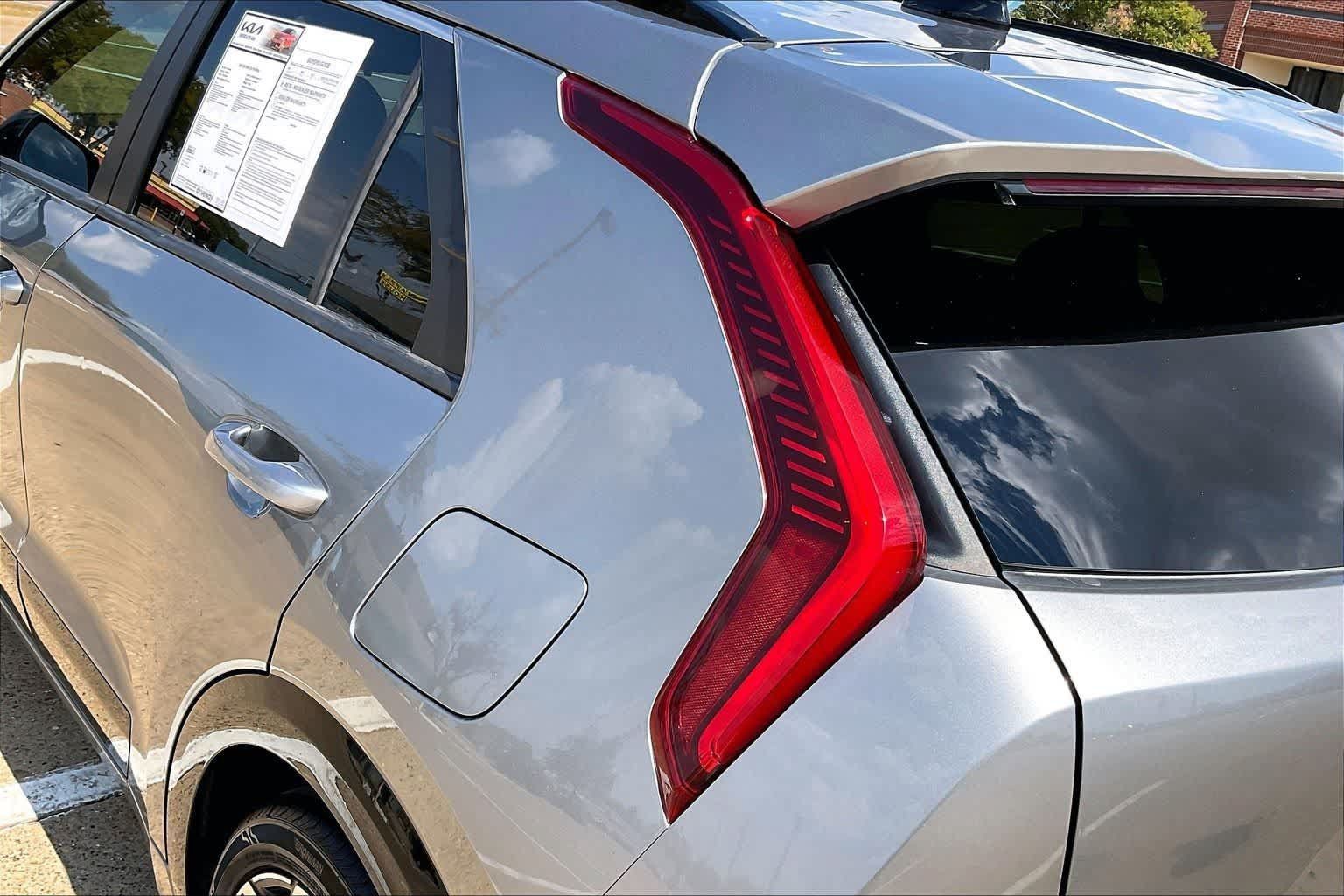 Certified 2023 Kia Niro EX Touring FWD image 32