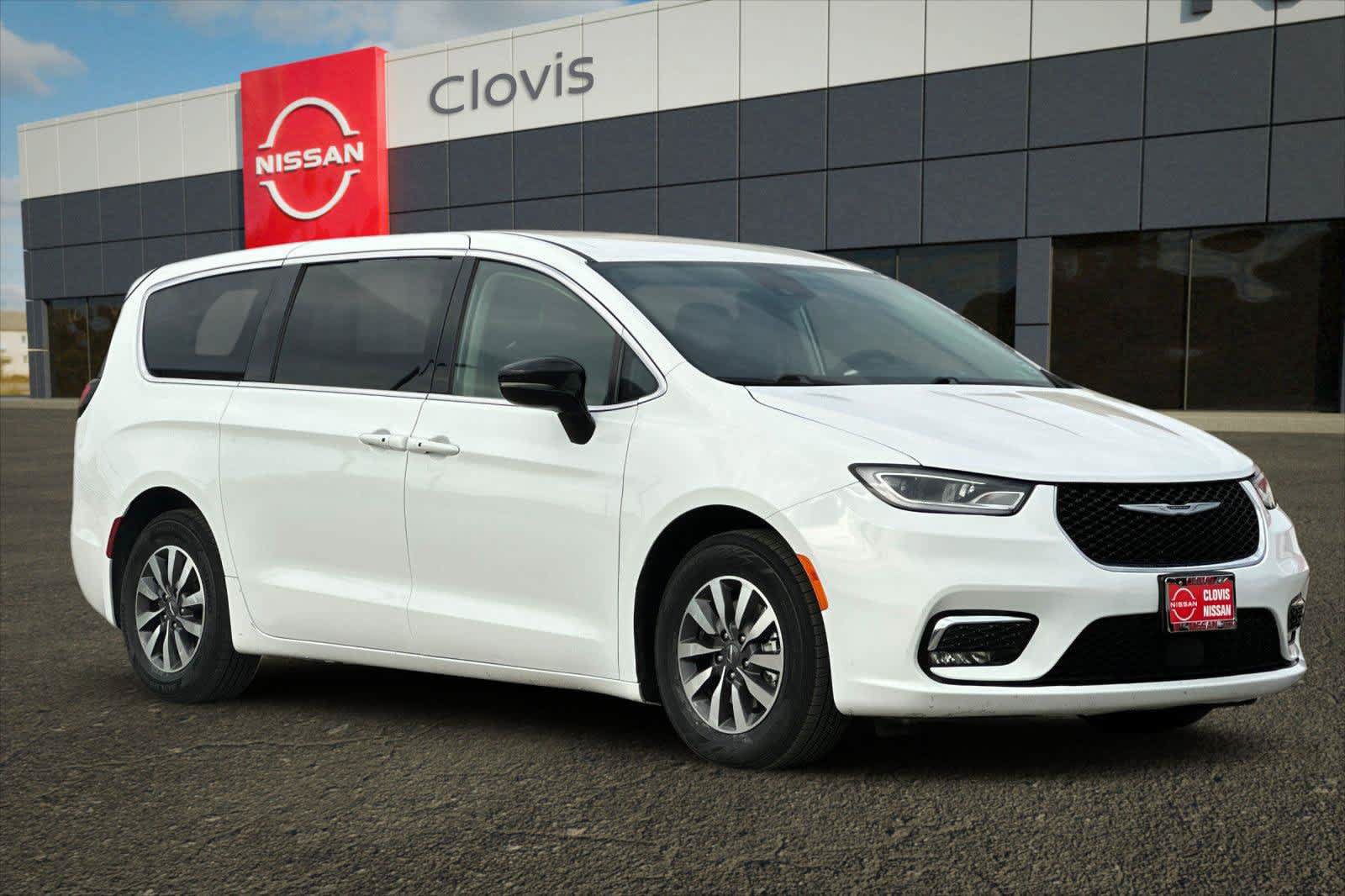 Used 2024 Chrysler Pacifica Limited FWD image 9