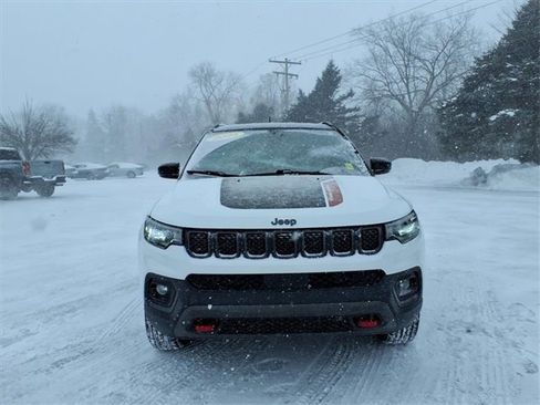 Used 2024 Jeep Compass Trailhawk image 2