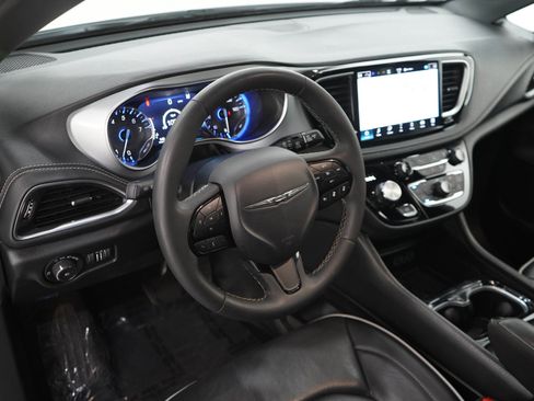 Used 2025 Chrysler Pacifica Limited FWD image 23