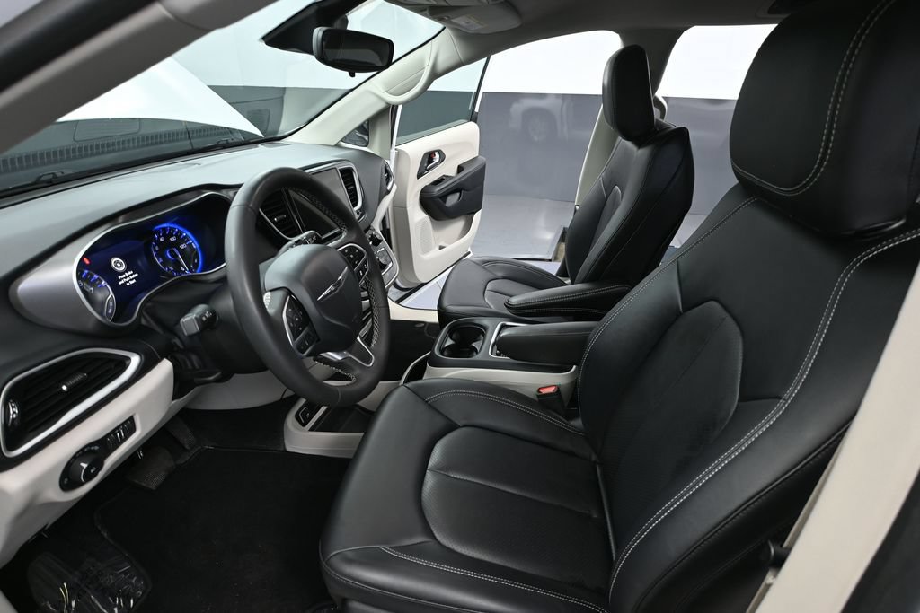 Used 2024 Chrysler Pacifica Touring-L FWD image 16