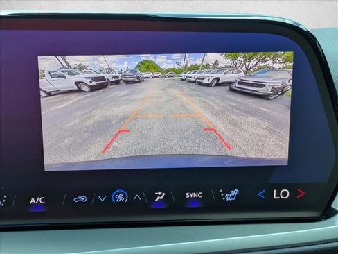 Used 2025 Chevrolet Traverse LT FWD image 15