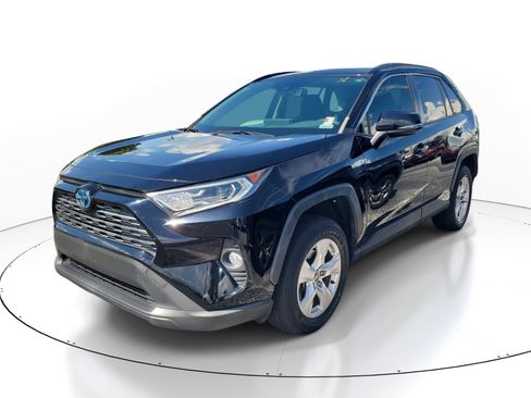 Used 2021 Toyota RAV4 XLE w/ Convenience Package AWD/4WD image 3