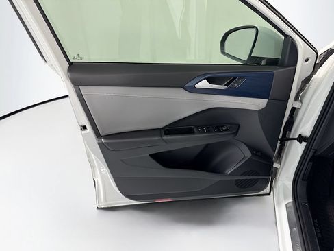 Used 2023 Volkswagen Taos SE w/ Panoramic Sunroof Package FWD image 24