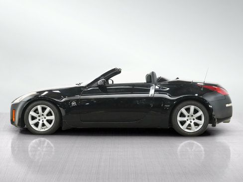Used 2005 Nissan 350Z Touring RWD image 2