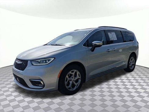 Used 2023 Chrysler Pacifica Limited FWD image 7