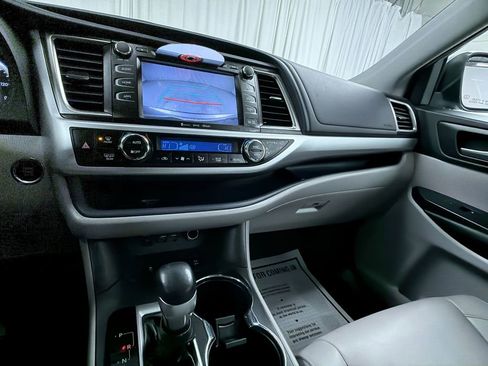 Used 2019 Toyota Highlander XLE AWD/4WD image 9