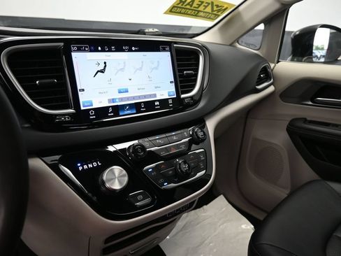 Used 2024 Chrysler Pacifica Touring-L FWD image 23