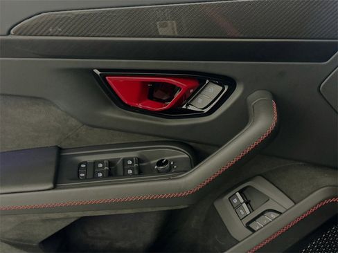 Used 2025 Lamborghini Urus SE image 18