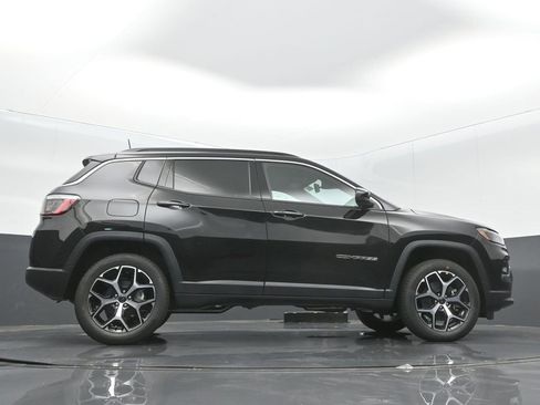 Used 2025 Jeep Compass Limited image 33