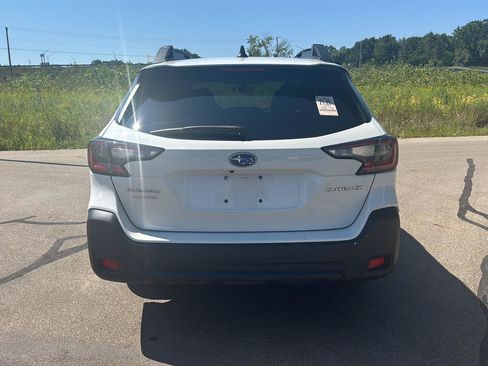 Used 2025 Subaru Outback Premium AWD/4WD image 4