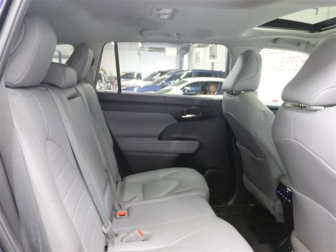 Used 2021 Toyota Highlander XLE AWD/4WD image 22