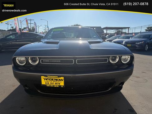 Used 2019 Dodge Challenger SXT RWD image 2