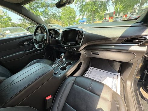 Used 2022 Chevrolet Traverse RS w/ LPO, 'HIT The Road' Package FWD image 9
