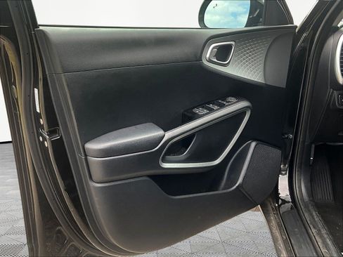 Used 2023 Kia Soul LX w/ LX Technology Package FWD image 21