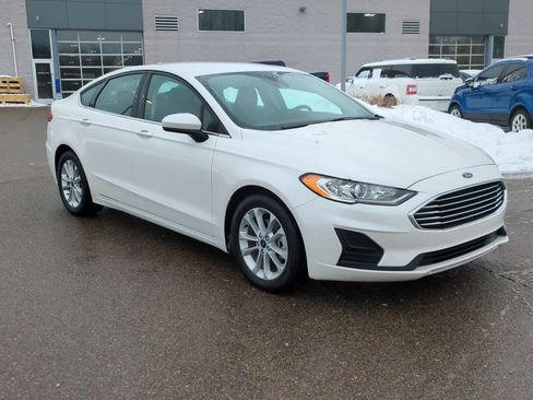 Used 2020 Ford Fusion SE image 2