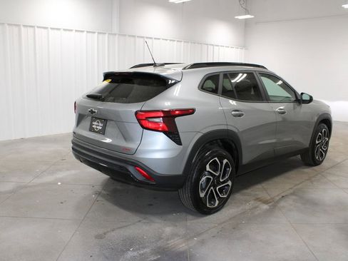 Used 2025 Chevrolet Trax RS w/ Sunroof Package image 9