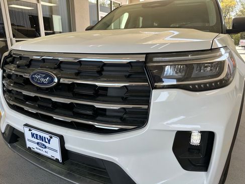 Used 2025 Ford Explorer Active w/ Active Comfort Package image 2