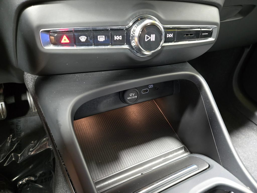 Used 2023 Volvo XC40 B5 Core w/ Climate Package AWD/4WD image 25