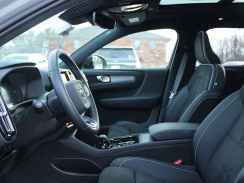 Used 2025 Volvo XC40 B5 Plus image 13