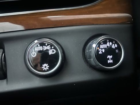 Used 2018 Cadillac Escalade Luxury image 15