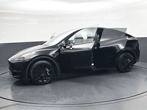 Used 2023 Tesla Model Y Long Range image 39