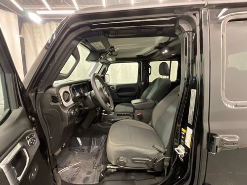 Used 2024 Jeep Gladiator Sport AWD/4WD image 10