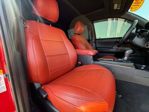 Used 2017 Toyota Tacoma TRD Off-Road AWD/4WD image 13