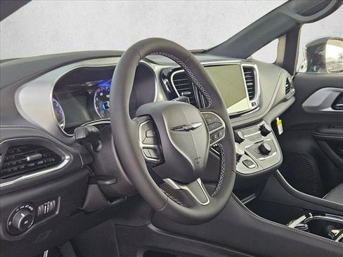 New 2026 Chrysler Pacifica Limited FWD image 3