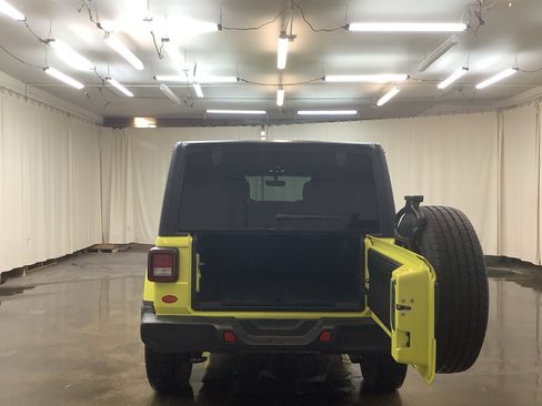 Used 2023 Jeep Wrangler Unlimited Sahara AWD/4WD image 8