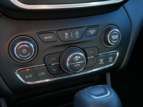Used 2020 Jeep Cherokee Latitude Plus w/ Comfort/Convenience Group AWD/4WD image 29